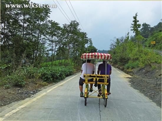 騎車賞景兩不誤（圖/向章）