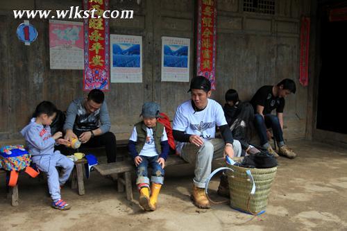 爸爸萌娃在天坑寨子農家休息