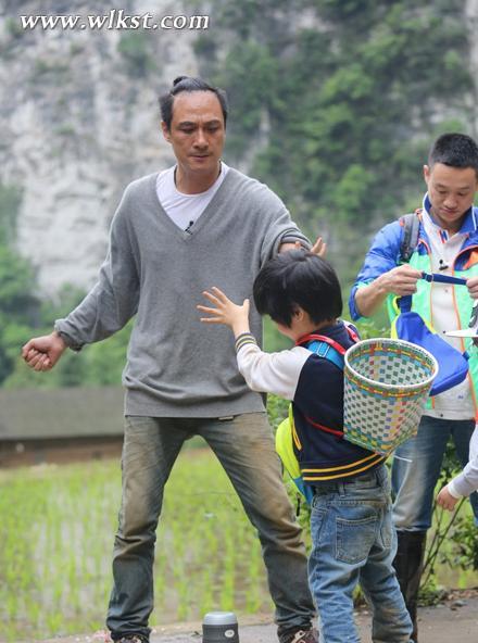 《爸爸2》吳鎮宇父子在武隆天坑田間玩鬧