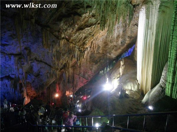 游客觀賞芙蓉洞&ldquo;五絕&rdquo;之一：巨幕飛瀑