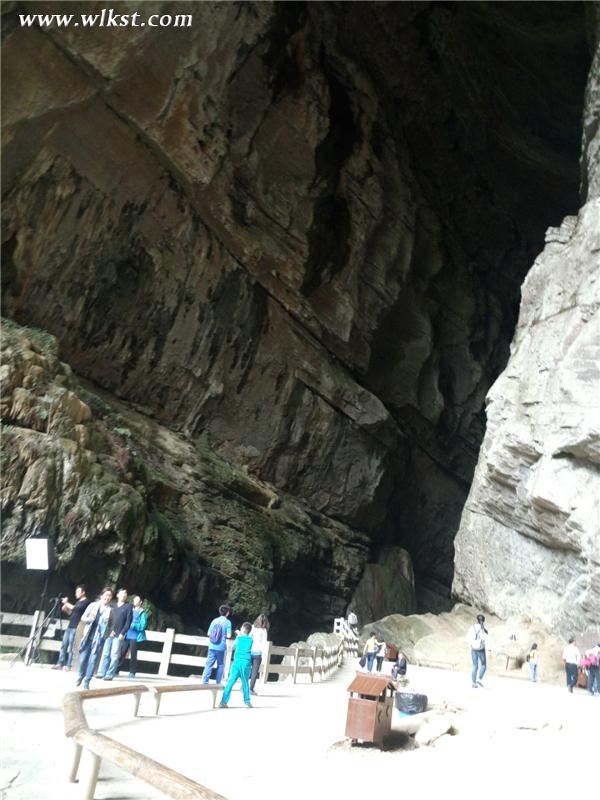 游客在龍水峽地縫最核心區游覽