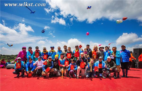 5月15日，獲獎參賽代表隊帷幕式后合影留念。(王俊杰/攝)