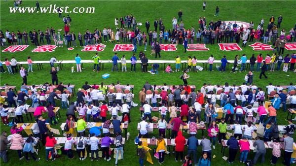 印象武隆.第三屆全國青少年書法大賽百米書法長卷現(xiàn)場 王俊杰/攝