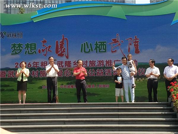 &ldquo;村長(zhǎng)&rdquo;李銳為&ldquo;愛(ài)心小天使&rdquo;代表頒發(fā)徽章 李瓊/攝