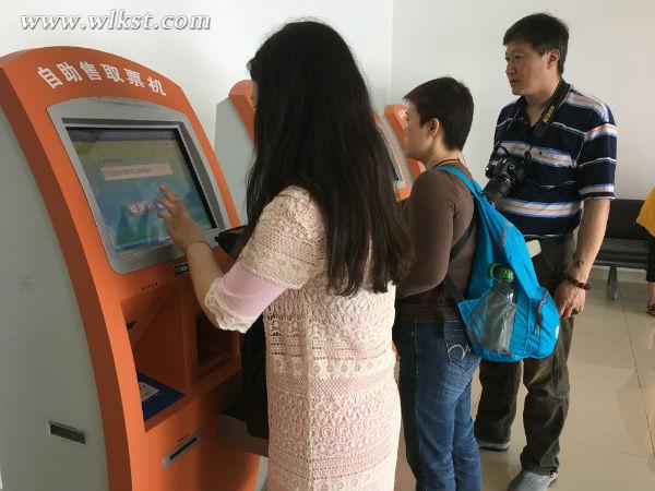 游客通過自助取票機獲取景區門票