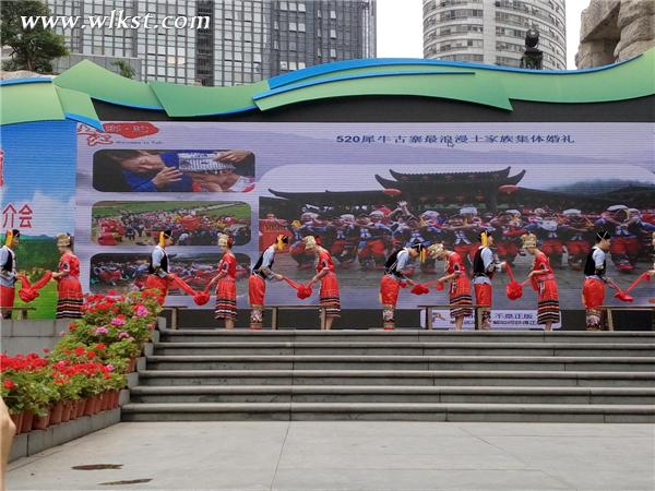  土地鄉推介古寨游 上演&ldquo;土家婚禮&rdquo;李瓊/攝