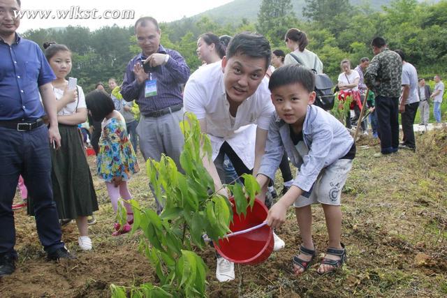 &ldquo;村長&rdquo;李銳攜20位小朋友 赴武隆鄉(xiāng)村獻(xiàn)愛心