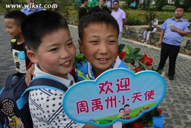 &ldquo;村長&rdquo;李銳攜20位小朋友 赴武隆鄉(xiāng)村獻(xiàn)愛心