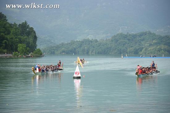 芙蓉江上各代表隊奮力劃向終點