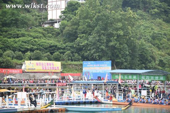 比賽現場岸邊站滿圍觀游客