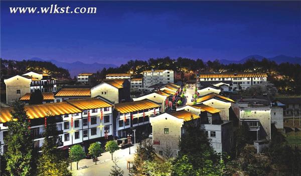 在燈光的映射下,大洞河鄉夜色如畫。