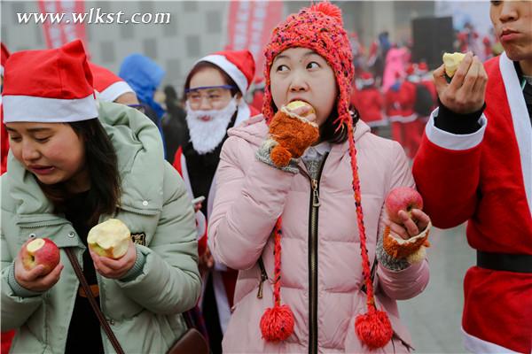 大學生花樣&ldquo;啃蘋果&rdquo;