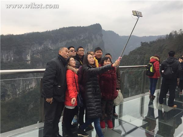 玻璃跳臺(tái)上不一樣的全家福