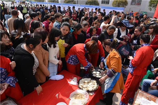 吃糍粑比賽活動(dòng)