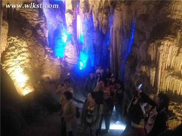  游客游覽改造升級(jí)后芙蓉洞(圖/李瓊)