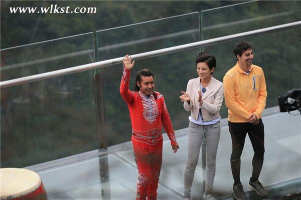 央視《吉尼斯中國之夜》 選手武隆挑戰&ldquo;蒙眼走鋼絲&rdquo;高空競速