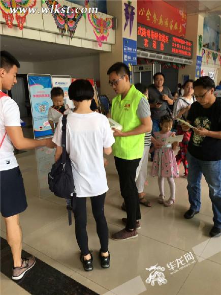  志愿者分發(fā)手繪地圖。 仙女山旅游度假區(qū)管委會供圖 華龍網(wǎng)發(fā)