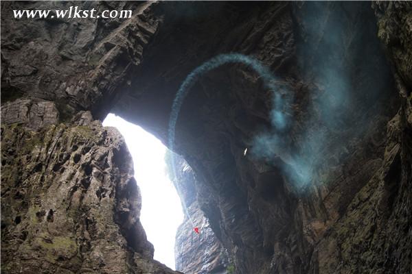 選手操控航模驚險穿過天生三橋