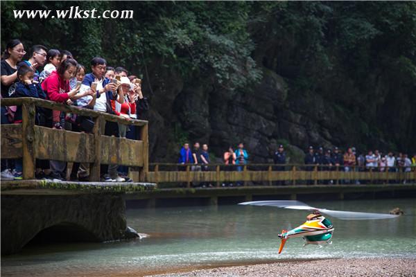 飛機也能在水里游