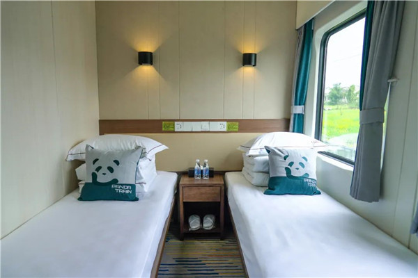 列車熊貓?jiān)? width=