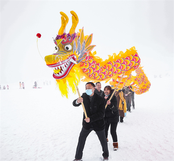 游客親自體驗舞龍表演