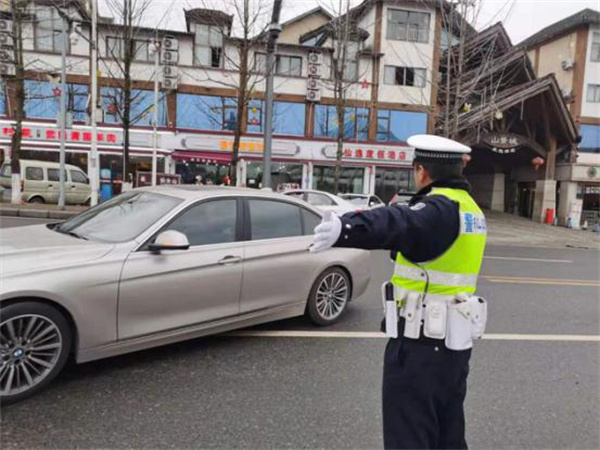 交巡警指導交通