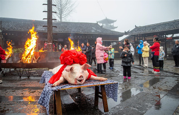 熱鬧的庖豬宴現(xiàn)場(chǎng)
