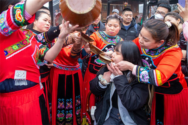 游客參與高山流水(品嘗苗寨米酒)活動(dòng)