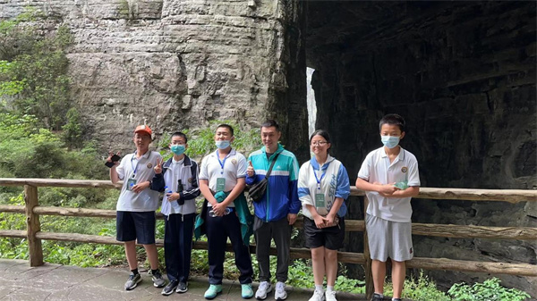 同學們游覽天生三橋，了解喀斯特地貌