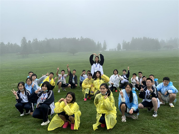 同學們在大草原開心拍照