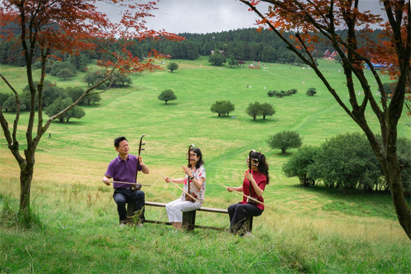 著名二胡演奏家在&ldquo;南國(guó)大草原&rdquo;仙女山演奏