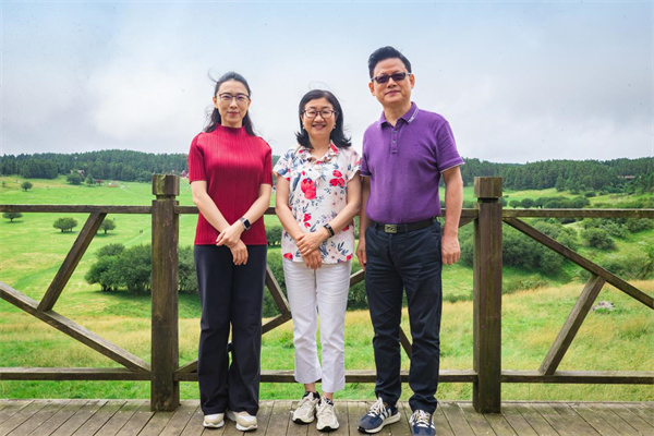 著名二胡演奏家在仙女山合影留念