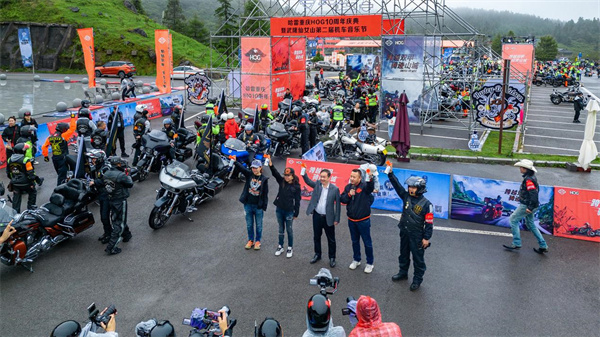 千人騎行發(fā)車(chē)儀式