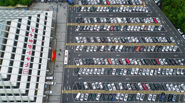 整齊排列的車(chē)輛