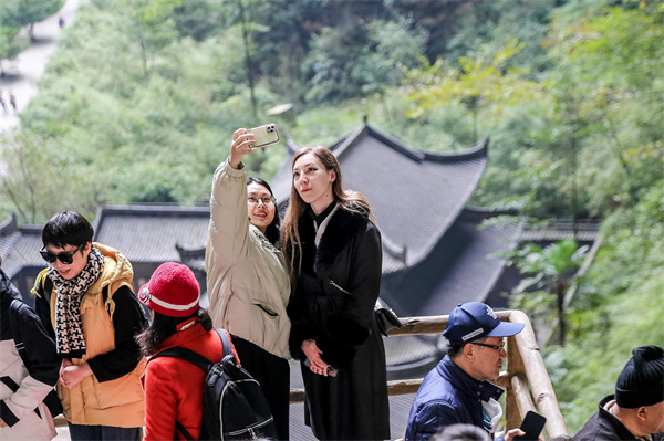 國外旅行商代表在景區開心拍照