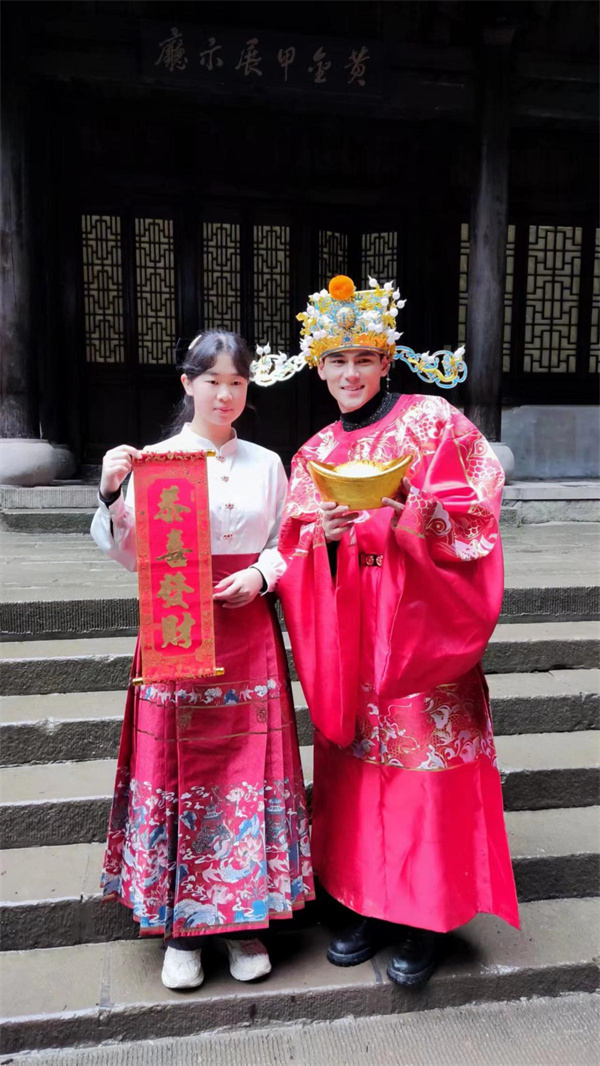 財神爺與游客互動