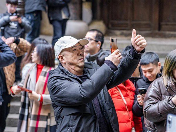 嘉賓比&ldquo;點(diǎn)贊&rdquo;手勢拍照