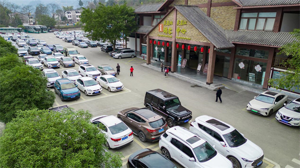 芙蓉洞、芙蓉江游客中心車輛整齊停放