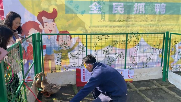 游客朋友參與鄉村旅游景區開展的特色活動